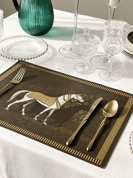 Einfaches, mildes Luxus-Retro-Steed-bedrucktes Esstisch-Platzset, wasserdichtes, ölbeständiges Leder im westlichen Stil, Tischset, Tischset, 45 x 32,5 cm