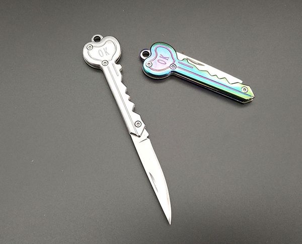 Fique preparado para qualquer aventura ao ar livre com este mini chaveiro de faca em forma de coração. Feito de aço inoxidável durável, esta faca dobrável é portátil