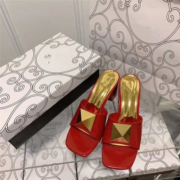 2023 designer novas senhoras sandálias simples moda confortável sandálias de salto alto dedo do pé quadrado clássico exterior das mulheres sapatos
