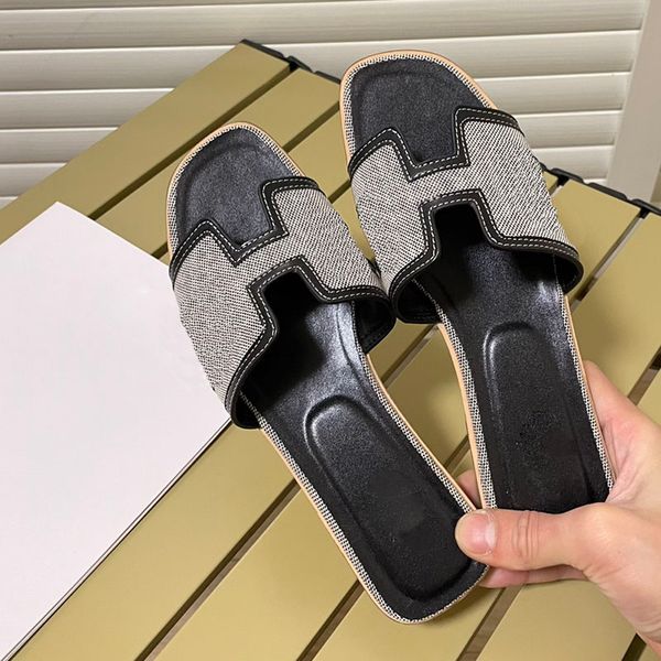 Damen Hausschuhe mit flachem Absatz, Designer-Damen-Sandalen zum Hineinschlüpfen, klassische, eckige Zehen, Rutschen, Stoffmaterial, Flip-Flops, Outdoor-Freizeit, Strandschuh, Luxus, weiche Mädchen-Pantoletten