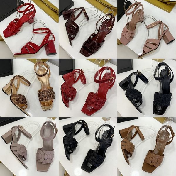 Orta topuk strappy sandalet lüks bayan tasarımcı ayakkabılar seksi patent yüksek topuklu gelin rhinestone düğün ayakkabıları moda açık parti ayakkabıları tıknaz elbise ayakkabı