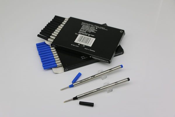 Um preto/azul de 710 recargas de caneta rollerball lote 12 pode colocação de ponto misto peças médias com tampa Vwgks