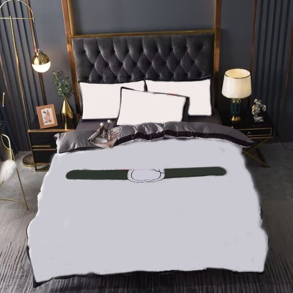 Set di biancheria da letto di moda con lettere cartone animato delicato stile occidentale 4 pezzi Accessori per camera da letto di lusso di lusso Black Designer Bianche