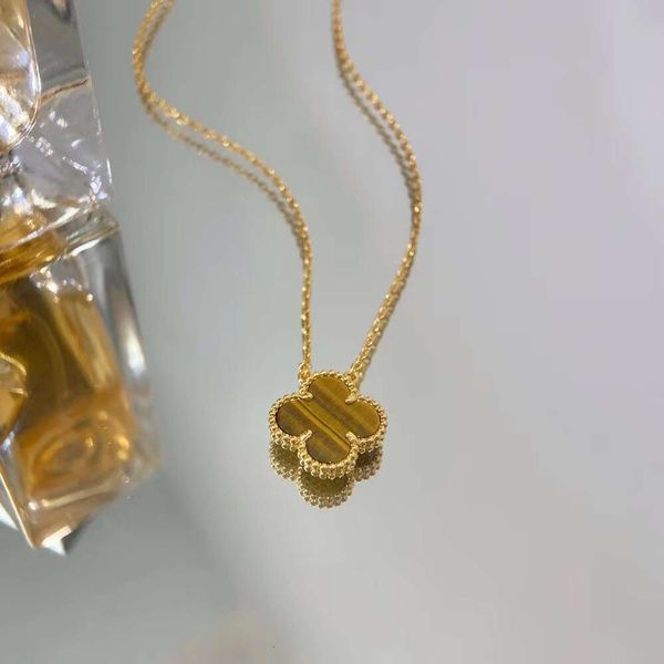 Vierblättriges Kleeblatt Luxus Designer JewelryV Verdickte Beschichtung K Gold Rose Vierblättriges Kleeblatt Halskette Weiblicher Charme Bunte Tigerauge Stein Knochenkette