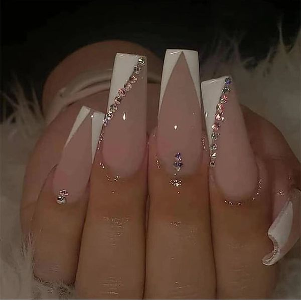Unghie finte 24 pezzi balletto lungo ragazze francesi nail art manicure finta bianca premere con disegni artificiali da indossare riutilizzabili 230425