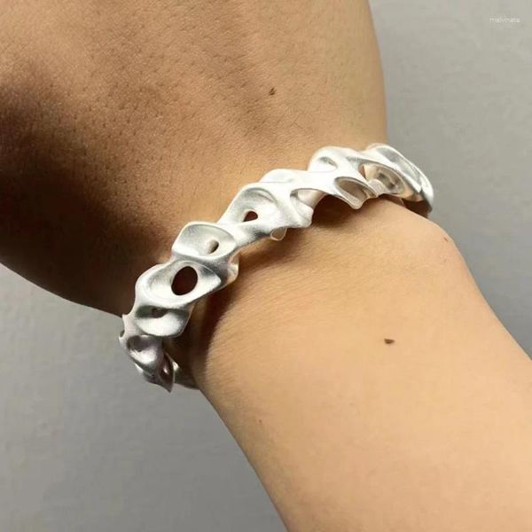 Bracciale rigido in osso con spirale dal design neutro e di nicchia, tendenza della moda europea americana personalizzata hip-hop