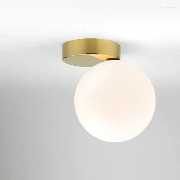 Lâmpadas de parede Nordic Minimalista Leite Leite Branco LED Lâmpada Pós Moderna Sala de Estudo Corredor Corredor Quarto Bola de Vidro