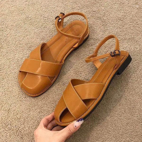 Sandalet yaz kokulu stil içi boş bir satır toka alçak topuk çocuklar için düz renk baotou düz dip plaj ayakkabıları
