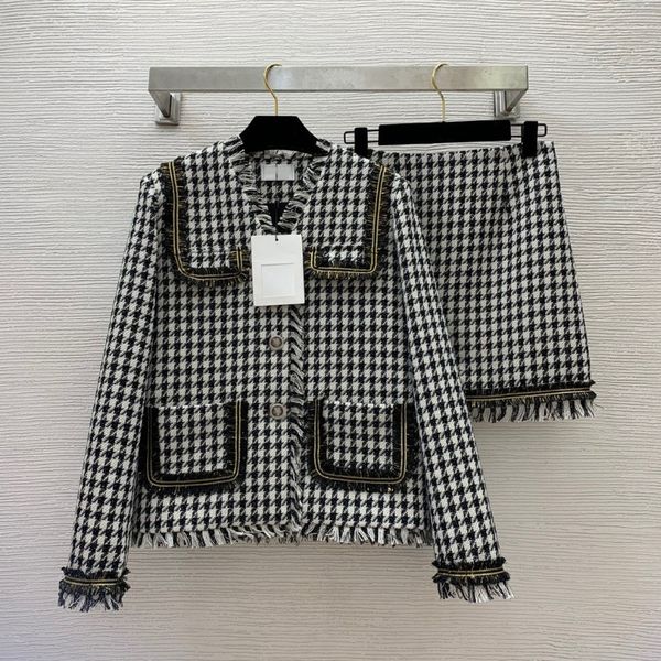 Herfst Wit / Zwart Tweedelige Houndstooth-jurksets Lange mouw V-hals Tweed Jas met enkele rij knopen en hoge taille Kwastje Korte rokset Tweedelige pakken B3O202203