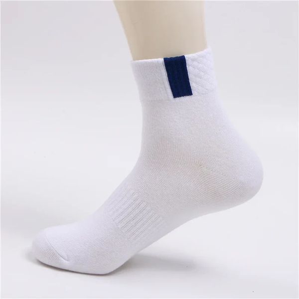 Meias esportivas meias masculinas de tubo médio fabricantes atacado meias masculinas de cor sólida de tubo médio meias esportivas e banho de pés 231124