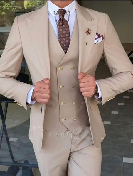 Brand New Khaki Uomo Abito da sposa Risvolto a punta Slim Fit Smoking dello sposo Popolare Cena / Abito Darty 3 pezzi Giacca Pantaloni Cravatta Gilet 0636