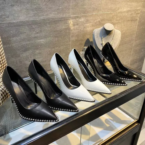 Modekleiderschuhe Frauen High Heels Lack Leder Luxus Designer Schuhe speicherte Metallperlen Dekoration Schwarz weiß 10 cm Hochzeitsfeierpumpen