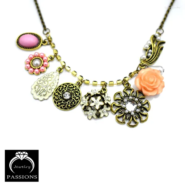 Catene Collana di fiori in ottone antico vintage Collana di perle imitazione colorata per gioielli regalo Catena di maglioni da donna