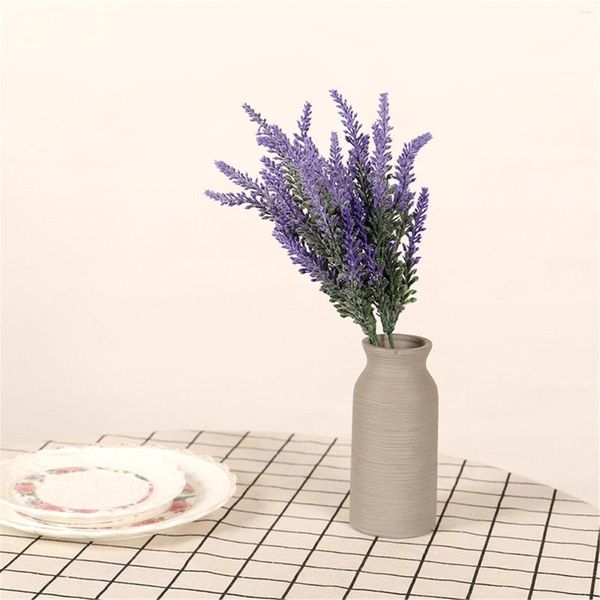 Fiori decorativi Bouquet di lavanda artificiale Pianta finta viola in plastica per decorazioni per la casa di nozze Decorazioni per il patio del giardino dell'ufficio