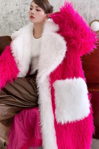 Giacca lunga da donna in finta pelliccia rosa-rosso con ampi risvolti e tasche in pile Cappotto invernale da donna