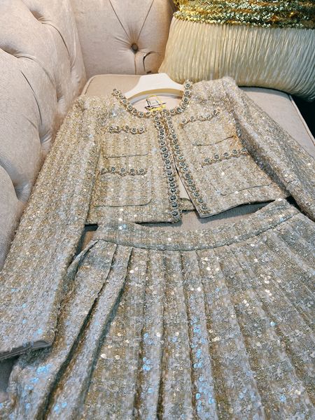 2024 Frühling Champagner Perlen Strass zweiteiliges Kleid-Set, Langarm, Rundhalsausschnitt, Tweed-Taschen, Mantel + hohe Taille, plissierter kurzer Rock, zweiteilige Anzüge D3N233219