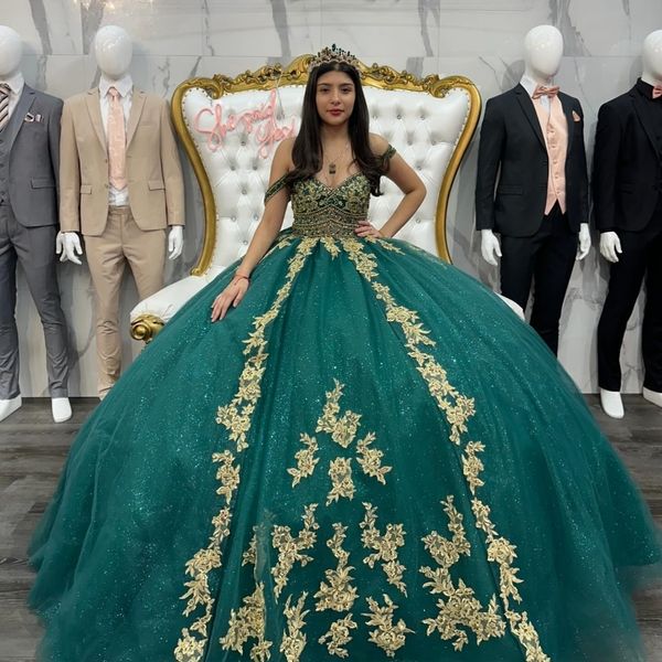 Verde smeraldo lucido con spalle scoperte Appliques Abiti da ballo Abiti stile Quinceanera Perline Oro Applique in pizzo Abiti da 15 anos