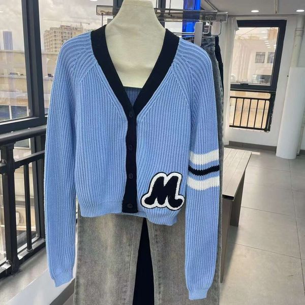 23 Inizio Autunno Miao Contrasto Logo Adesivo Lettera Ricamo Cardigan lavorato a maglia Cappotto maglione corto allentato con scollo a V da donna