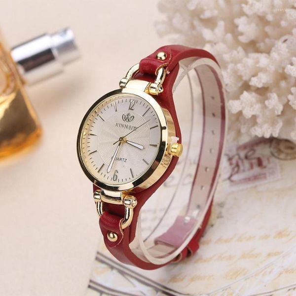 Avanadores de pulso Mulheres relógios senhoras Rivet Leather Strap Casual Watch Watch Retro Small Dial Dis Dial Dress Relogio Feminino Presente