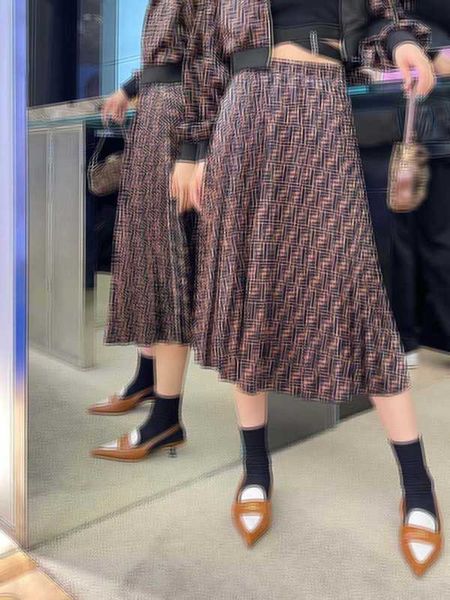 Zweiteiliger Kleidungsdesigner neuer Trend Doppel F Long Sleeve Short Coat Fashion Casual FF Plissee Halbrock Set für Frauen