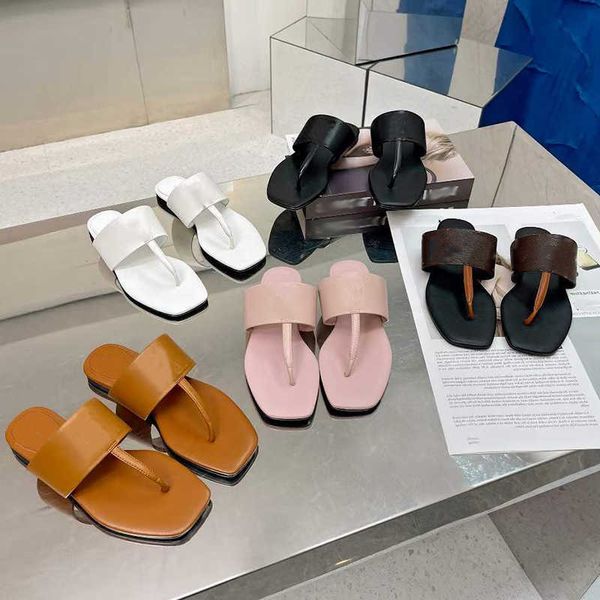 Designer-Leder-Slipper für Damen: Flache Sandalen mit eckigem Kopf, Flip Flops und Slipper in Schwarz/Weiß - Hochwertige Sommermode mit weiter Passform und Box NO373