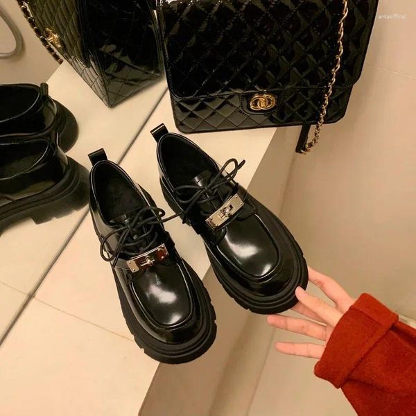 Kleidschuhe Britischer Stil Lock Catch Black Platform Loafers Damen Lackleder Dicke Sohle Rutschfeste Mode Low Heels 2023