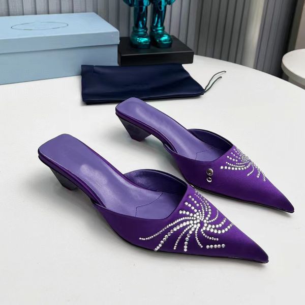 Zapatillas de punta puntiaguda de alta calidad Mujeres de moda Tacones bajos Rasguños Zapatos de diseñador de lujo de seda casual Sandalias Rhinestones Decorativo Zapato clásico para el hogar