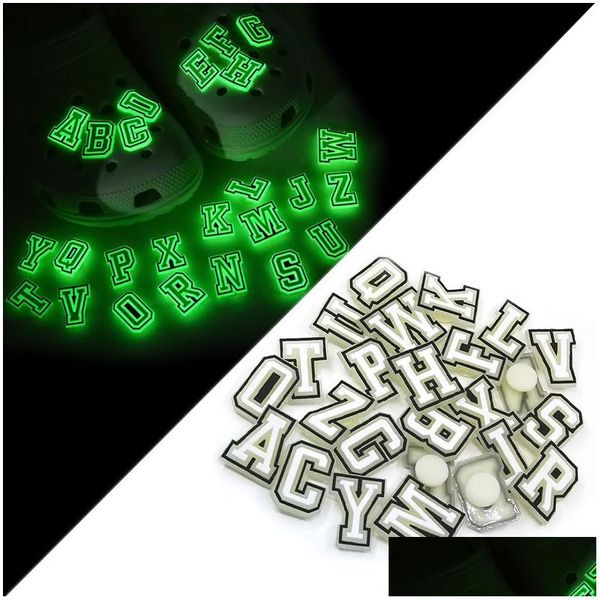 Parti di scarpe Accessori Moq 50Pcs Glow In The Dark Croc Jibz Combinazione Lettere inglesi Fluorescente 2D Decorazioni in morbido PVC Lumino Dhk5T