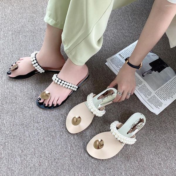 Slippers Casual Women Clip Toe Summer fora dos slides planos saltos baixos Sapatos brancos de praia de pérolas pretas Mulher tamanho 35-39