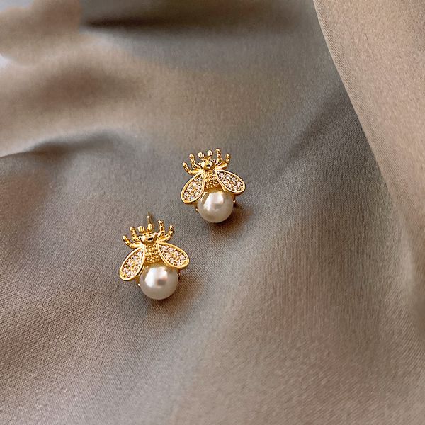 Estudo coreano Mel Bee Pearl Stud Brincos para mulheres requintadas pequenos brincos elegantes festas de casamento de festas de casamento de aniversário de joalheria 230426