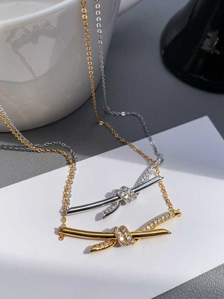 Designermarke Gu adscinings Cross Knot Halskette mit dem gleichen Stil für leichte Luxus und einzigartiges Design einer hochwertigen Gold -Eleganz -Promi -Kragenkette mit Logo