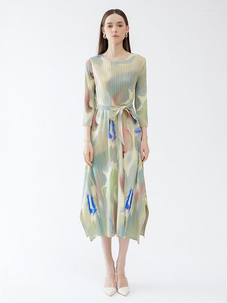 Vestidos casuais miyake plissado estética simples designer 2023 primavera verão mulheres pintadas à mão vestido de cinto de impressão abstrato