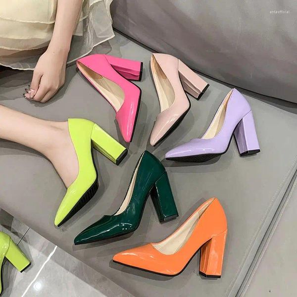 Scarpe eleganti da donna 2023 Calzature estive da donna casual in pelle normale Punta a punta Tacchi quadrati Tacco super alto Verde Rosa Elegante A