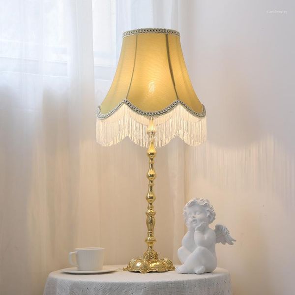 Lâmpadas de mesa French Retro Lamp Lamp Brass Desk Light Light Room Bedroom Borno LED americano de estilo europeu