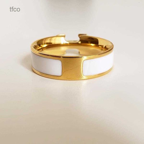 2024 anéis de designer novo design de alta qualidade anel de titânio clássico jóias multicolors homens e mulheres casal estilo moderno banda