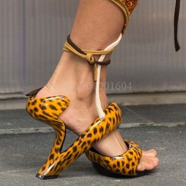 Модельные туфли Леопардовый змеиный каблук с запахом на каблуке Женские инъекционные сандалии странного дизайна с открытой пяткой Полые неглубокие уличные модные гладиаторы 231127