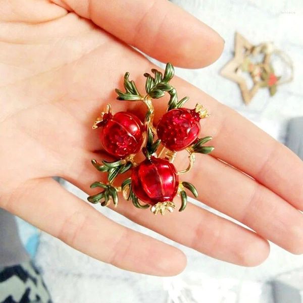 Broches de esmalte vermelho romã para mulheres, liga de frutas, alfinetes de lapela casuais, casamentos, presentes, joias de luxo, acessórios de roupas