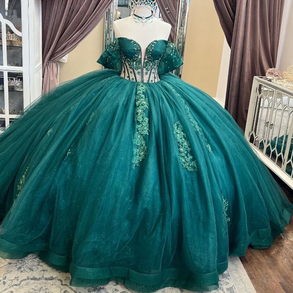 Abito da ballo con scollo a cuore lucido verde smeraldo Abiti Quinceanera con spalle scoperte Applicazioni di cristallo Abito dolce 16 in pizzo Vestido 15 Anos