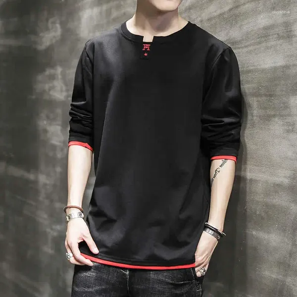 Camisas masculinas A versão coreana apresenta um pescoço redondo com letras bordadas soltas em camiseta de algodão e mangas compridas para
