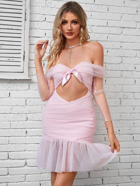 Vestidos casuais mulheres verão sexy fora de malha de ombro roched buraco rosa mini bandagem de bandagem 2023 maconha elegante partido de clube de noite