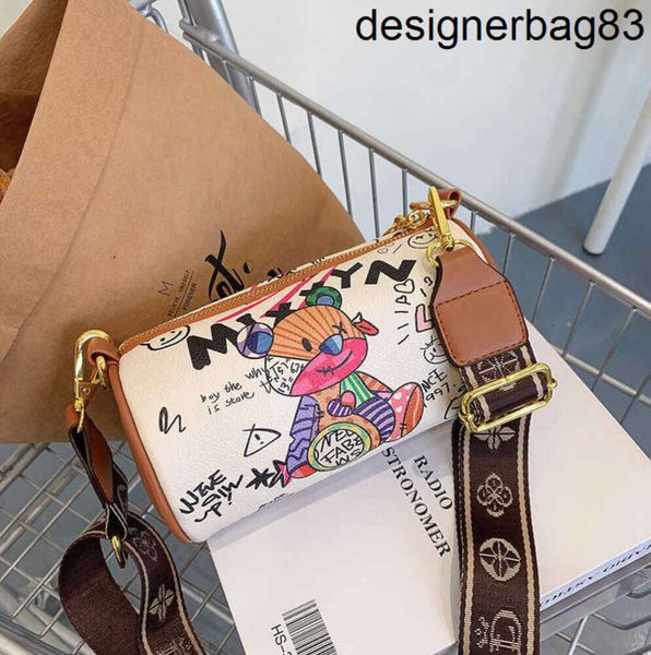 2023 Yeni gelen omuz çantaları çizgi film desen tasarımcısı moda çantası yaz ayı grafiti koltuk altı silindiri geniş bant tek haberci kadın çantası