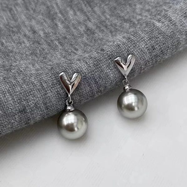 Stud Luxury simple and elegant gray pearl earrings suitable for women. New trends in fashion metal love heart drop earrings jewelry party gifts 231128