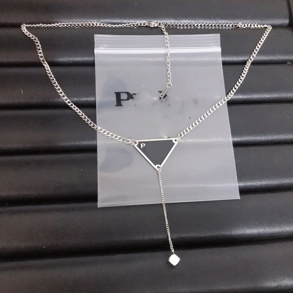 Collane con pendente a forma di lettera di marca di lusso di marca Nuovo stile P Triangolo placcato in argento Collana girocollo in acciaio al titanio per le donne Accessori per gioielli da sposa