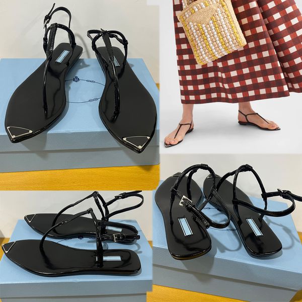 Gebürsteter Leder-Tanga Schwarz 1Y88 heißgeprägt Emailliertes Metalldreieck Strandsandalen Luxus-Designer-Sandalen Damen Flache Sandale Große Größe 42 35