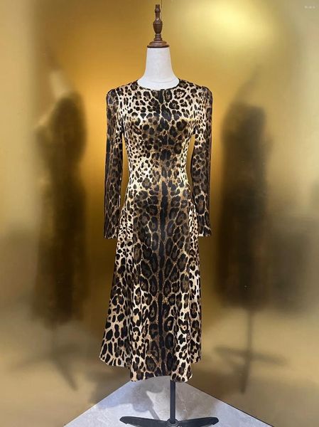 Lässige Kleider 2023 Herbst/Winter Leopardenmuster Seide Elastischer Satin Rundhals Taille Große Schaukel Langarm A-Linie Midi Kleid Frau Rock