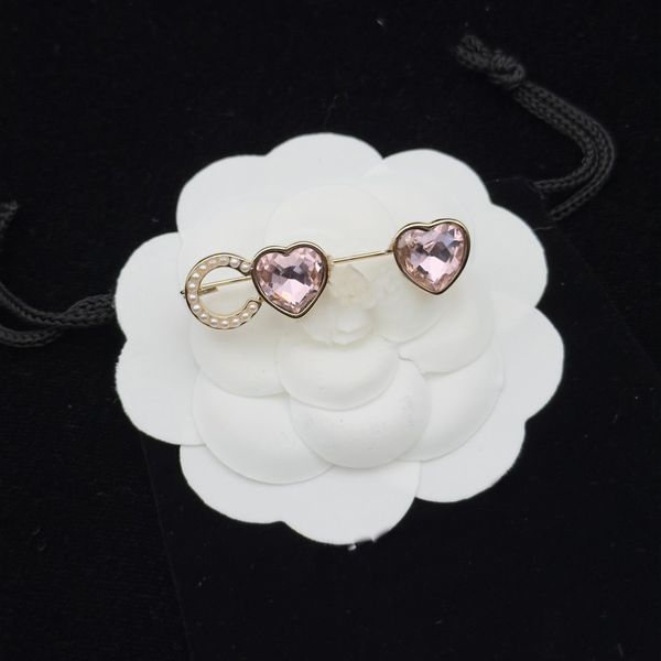 Berühmte Design Messing Kupfer Broschen Marke Desinger Herz Vergoldet Frauen Strass Brief Anzug Pin Modeschmuck_voghion.com