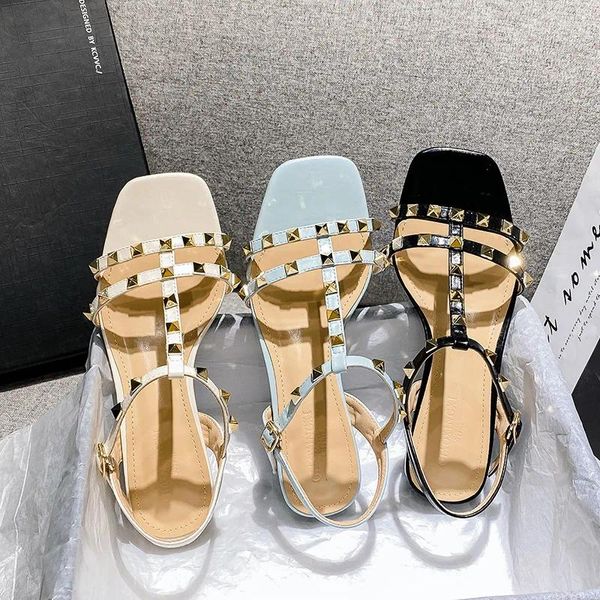 Sapatos de vestido Mulheres Sandálias Modernas Verão Luxo Bonito Rebite Band Couro Casual Salto Alto Bombas Doces Tamanho Grande