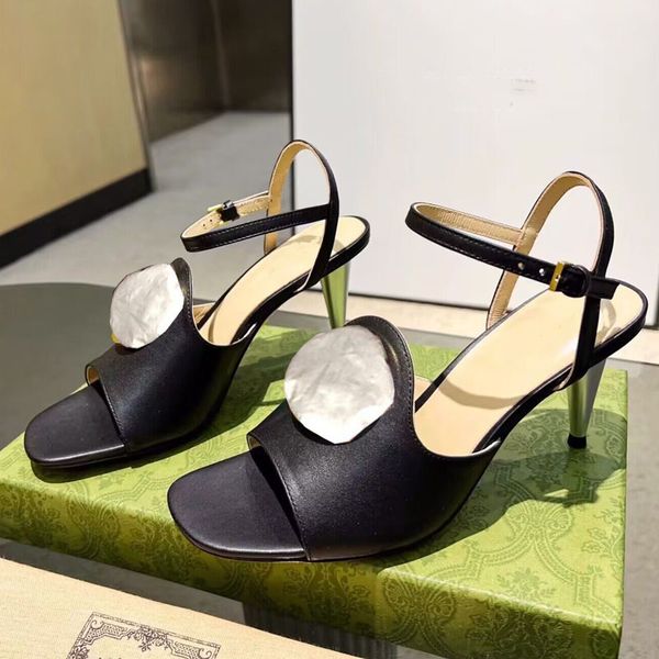 Férias de verão Sandálias em forma de T Designer Moda Confortável Salto Alto Lindo Casamento Grandes Sapatos Femininos