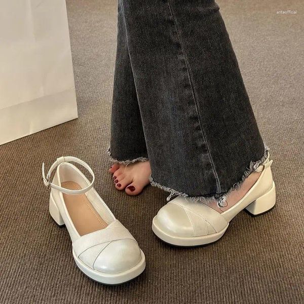 Kadınlar için elbise ayakkabıları 2023 Orta topuklu beyaz bayanlar yaz ayakkabı bloğu topuk sevimli yuvarlak ayak parmağı tıknaz kawaii ayakkabı beau bugün 39 a