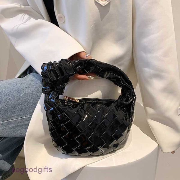 Anj Botegss Bag MINI Jodie Ventss 2023 весна и лето новая модная сетчатая красная лакированная кожаная сумка с узлом женская сумка в виде облака из коровьего рога подмышкой с логотипом JG4UZ3JH